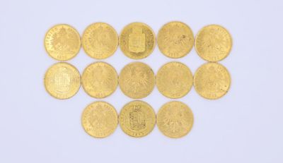 gros plan d'une pile de pièces d'or sur une surface blanche