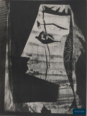 une vieille photo en noir et blanc représentant le visage d'une femme avec un morceau de papier déchiré