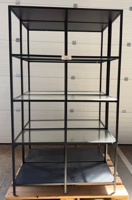 un gros plan d'une étagère métallique surmontée de tablettes en verre