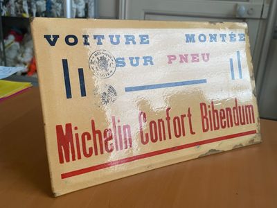 une affiche posée sur une table dans une pièce