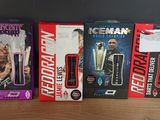 cinq figurines différentes dans la boîte posée sur la table
