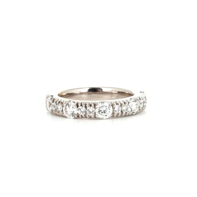 gros plan d'une bague en diamant sur fond blanc