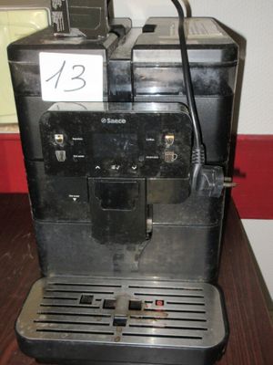 une machine à café posée sur une table