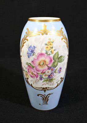 un vase orné de fleurs peintes sur fond noir