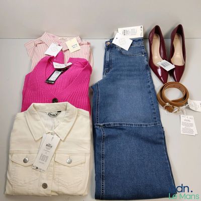 trois paires de jeans et une paire de chaussures sont disposées sur une table