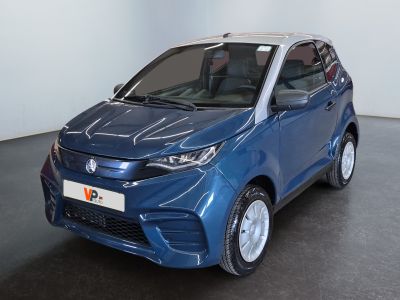 une photo d'une voiture bleue dans un showroom