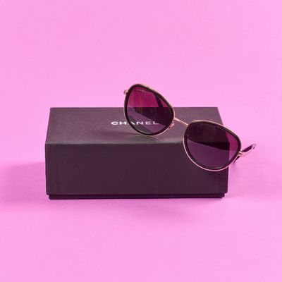 une paire de lunettes de soleil posée sur une boîte noire