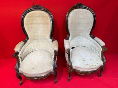paire de chaises anciennes de style français avec coussins rembourrés