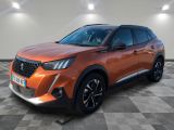un SUV orange garé sur un sol à damier dans un garage