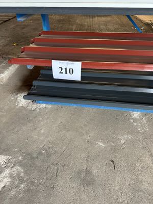 quelques bancs rouges et noirs dans un entrepôt, avec une étiquette de prix dessus