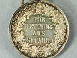 an old silver medal with the words retriling aus gefair on it