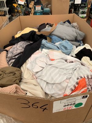 un carton rempli de vêtements dans un magasin