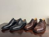 trois paires de chaussures de ville pour homme alignées sur une table