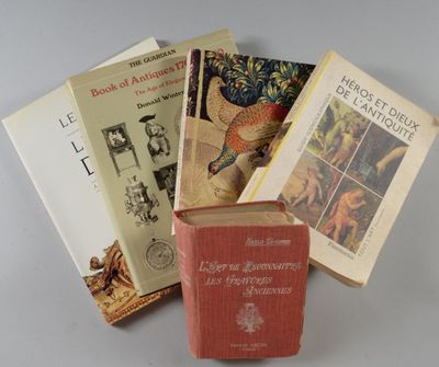 plusieurs livres sont empilés sur une table
