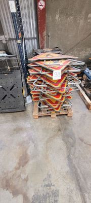 une pile de livres posée sur une palette dans un entrepôt