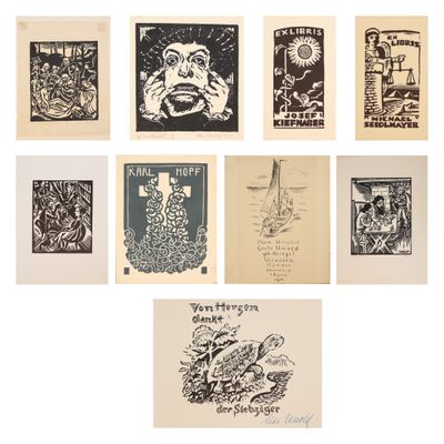Plusieurs types d'œuvres d'art sont exposées sur une surface blanche