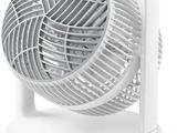 un gros plan d'un ventilateur blanc posé sur un support, sur une surface blanche