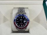 une montre Rolex dans son coffret, posée sur une table