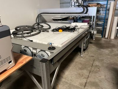 une machine posée sur une table dans une pièce