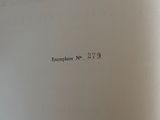 un livre ouvert avec un titre en noir et blanc
