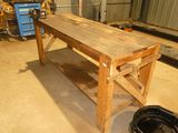 un établi en bois dans un garage, avec un seau posé par terre