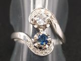 une photo d'une bague sertie d'un saphir bleu et de diamants