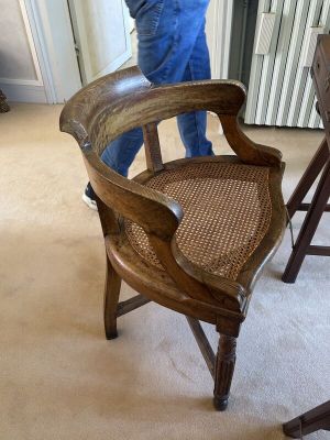 un homme debout à côté d'un fauteuil dans un salon