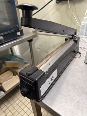 une machine posée sur une table