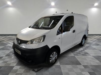 la photo d'une camionnette blanche sur un sol en damier