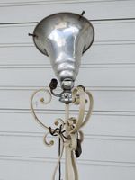 Lampadaire en fer laqué blanc orné de volutes reposant sur u… (photo 6)