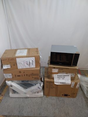 de nombreux cartons empilés sur le sol