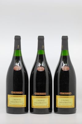 trois bouteilles de vin sont alignées sur une surface blanche