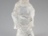 une image représentant une statue de Bouddha en verre sur fond gris