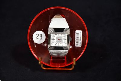 une montre posée sur un objet rouge