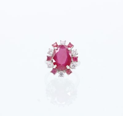 une bague en rubis et diamants