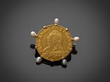 une image représentant une pièce d'or ornée de perles sur un fond noir