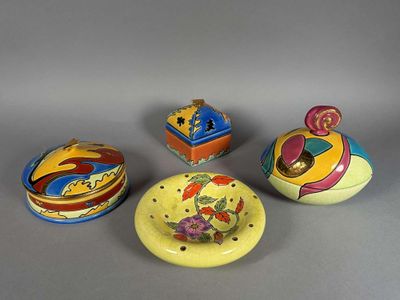Plusieurs types d'objets décoratifs sont exposés sur une table.