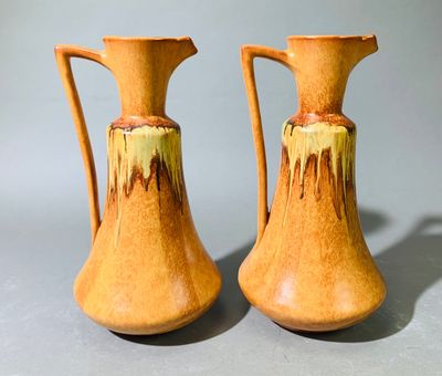 deux vases posés sur une table