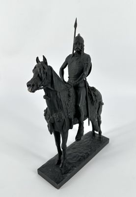 statue représentant un homme à cheval, sur laquelle est posée une lance