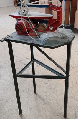 une table sur laquelle sont posés beaucoup d'objets, dans une pièce