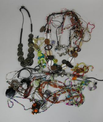 Important lot de colliers en perles, plastique ou verre.