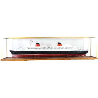une grande maquette de bateau exposée dans une vitrine