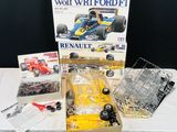 une image représentant une boîte contenant une maquette de voiture de course