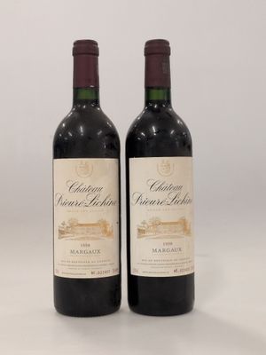 deux bouteilles de vin rouge posées l'une à côté de l'autre sur une table