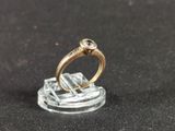 une bague en or surmontée d'un diamant