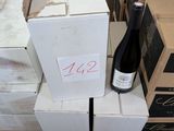 plusieurs caisses de vin sont empilées les unes sur les autres