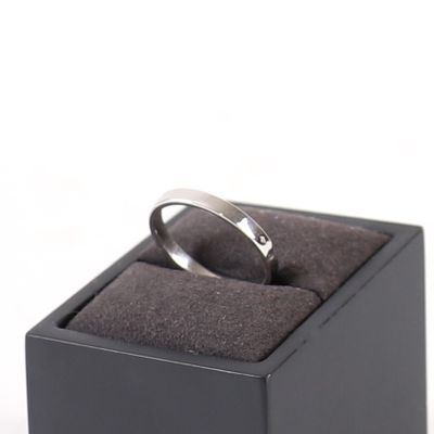 une image représentant une bague dans un écrin, sur fond blanc