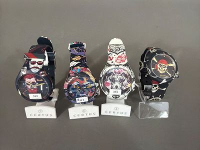 Plusieurs modèles de montres sont exposés dans une vitrine.