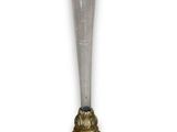 une image représentant un vase en argent avec un socle en or, sur fond blanc
