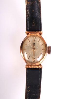 une image représentant une montre en or avec un bracelet noir sur fond blanc
